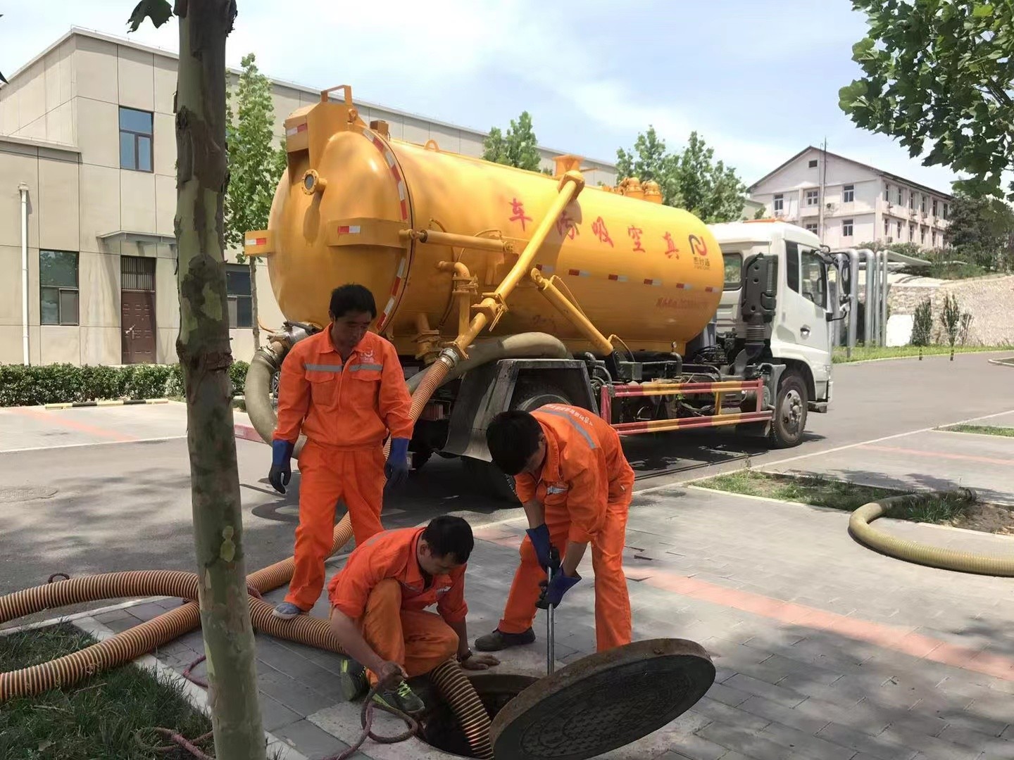 五常管道疏通车停在窨井附近