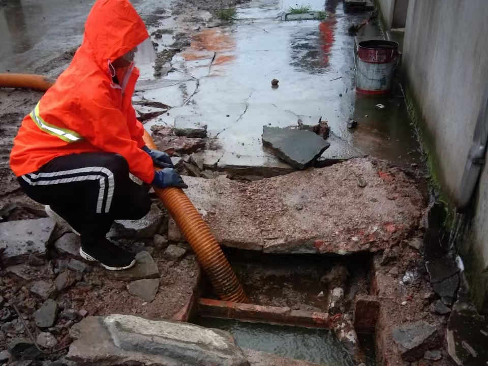 五常专业清理污水池 炜誉市政以规范流程守护城市 “肠道”